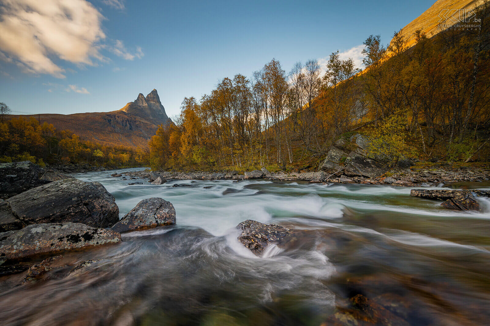 Norway - Oteren - Otertinden - Signaldalelva Autumn at its best at the Signaldalelva river with the mountain peaks of the Otertinden. Stefan Cruysberghs